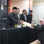 juru bicara banggar dprd sulsel fadriaty menyerahkan laporan hasil pembahasan apbd sulsel 2026 1764389629155 169
