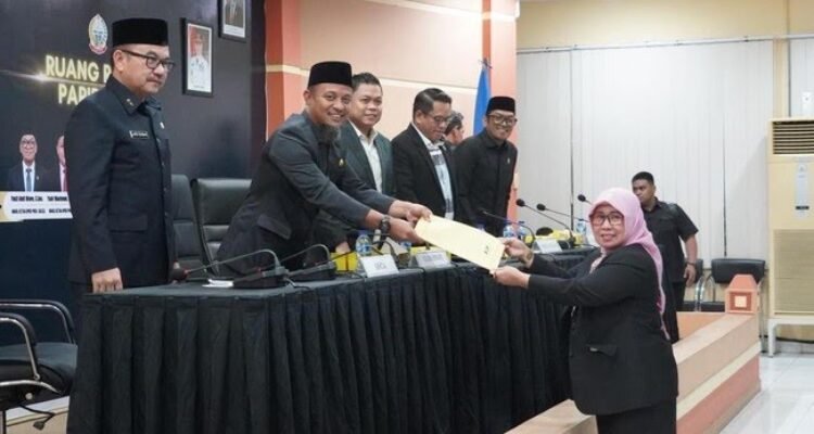juru bicara banggar dprd sulsel fadriaty menyerahkan laporan hasil pembahasan apbd sulsel 2026 1764389629155 169