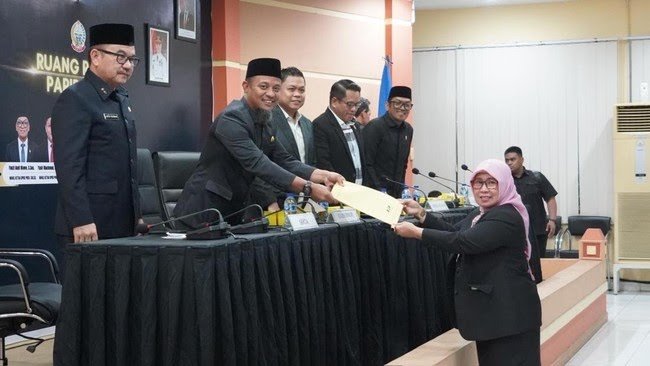 juru bicara banggar dprd sulsel fadriaty menyerahkan laporan hasil pembahasan apbd sulsel 2026 1764389629155 169