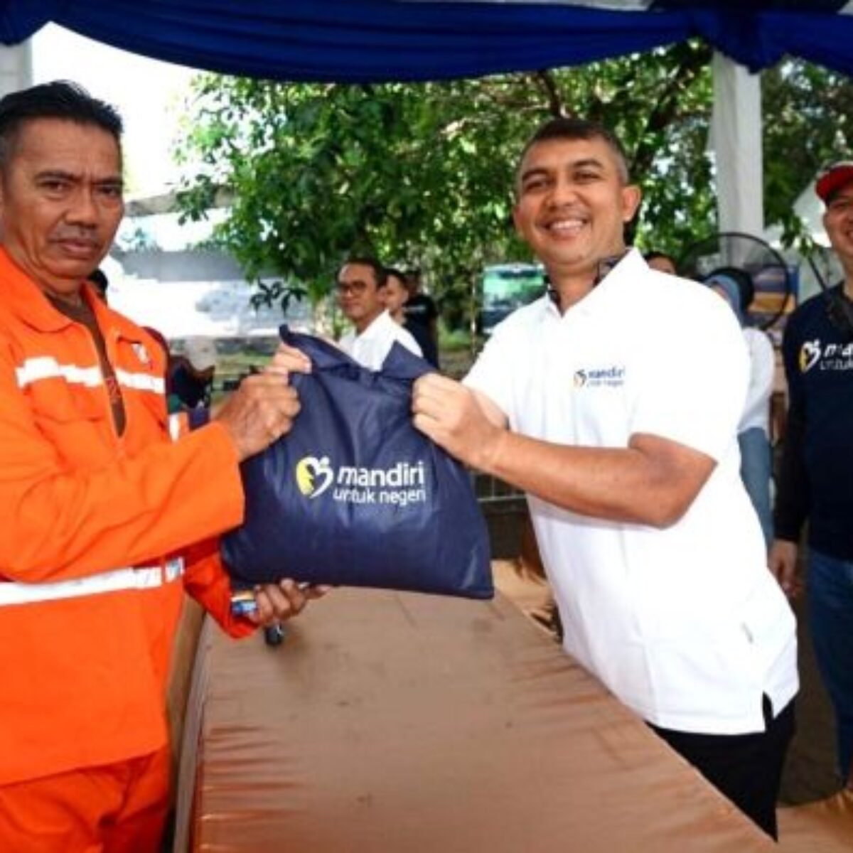 Bank Mandiri Salurkan Ribuan Paket Sembako untuk Warga Prasejahtera dan Pekerja Informal di Makassar