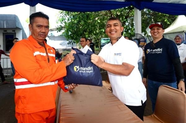 Bank Mandiri Salurkan Ribuan Paket Sembako untuk Warga Prasejahtera dan Pekerja Informal di Makassar