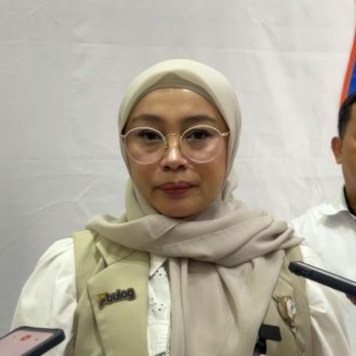 bulog sulselbar kuasai hampir 20 persen stok beras nasional