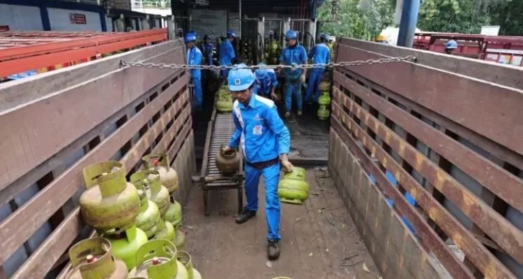 long weekend di sulawesi pertamina suntik pasokan lpg 3 kg tambahan 392 910 tabung