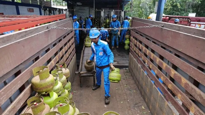 long weekend di sulawesi pertamina suntik pasokan lpg 3 kg tambahan 392 910 tabung
