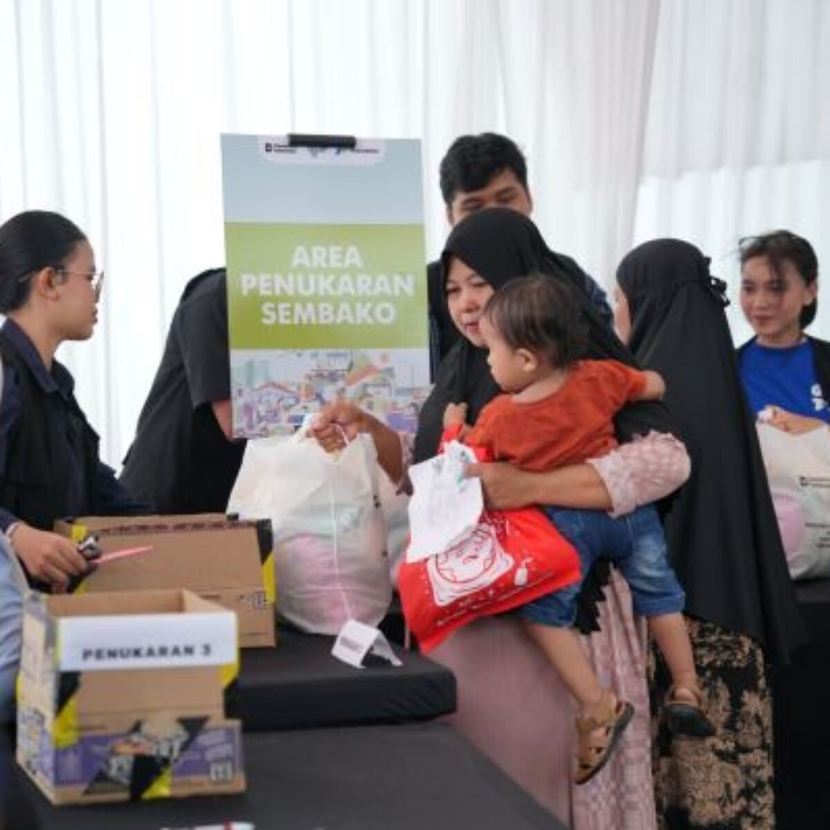 pertamina salurkan 1 000 paket sembako di makassar pasar murah bantu warga penuhi kebutuhan