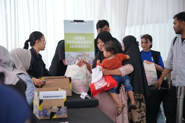 pertamina salurkan 1 000 paket sembako di makassar pasar murah bantu warga penuhi kebutuhan
