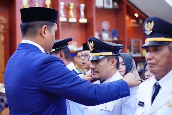 Bupati Bantaeng Lantik 19 Pejabat Baru untuk Tingkatkan Pelayanan Publik Bupati Bantaeng Lantik 19 Pejabat Baru untuk Tingkatkan Pelayanan Publik