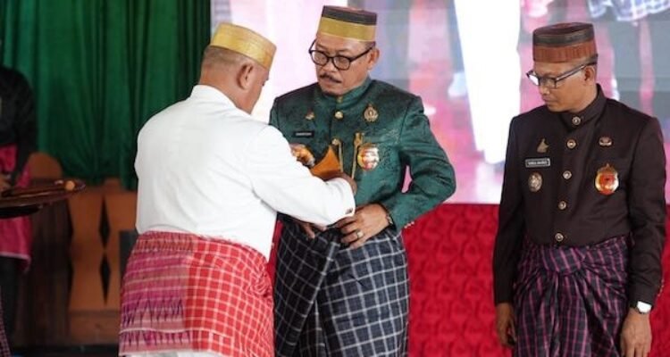 Gubernur Sulbar Terima Penghargaan Adat dari Pemangku Arajang Balanipa