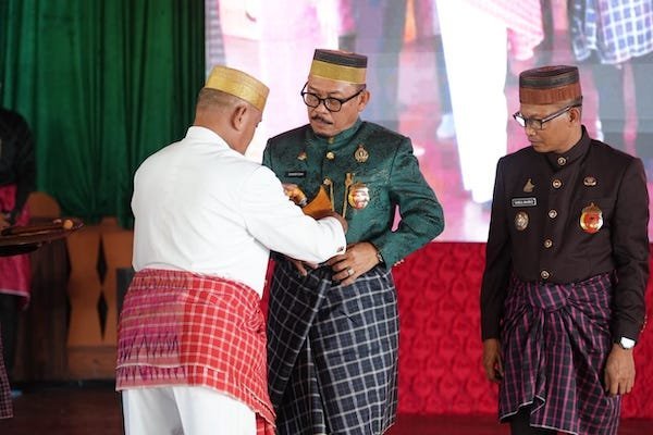 Gubernur Sulbar Terima Penghargaan Adat dari Pemangku Arajang Balanipa