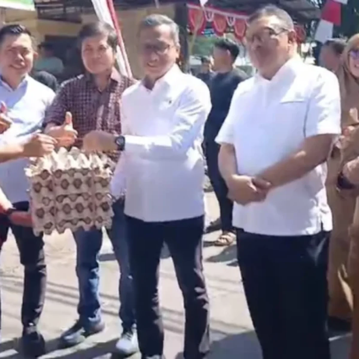 Merugi 4 Bulan, Peternak Ayam di Makassar Bagikan Telur dan Ayam Gratis