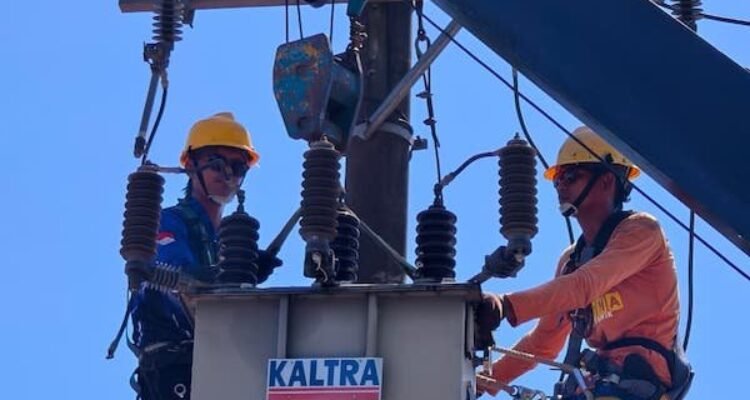 PLN ULP Sungguminasa Lakukan Manajemen Trafo di Jalan Poros Pattallassang Jelang Kemerdekaan