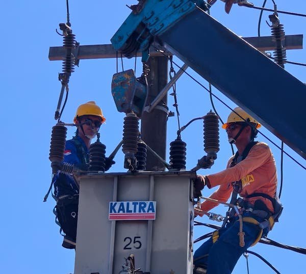 PLN ULP Sungguminasa Lakukan Manajemen Trafo di Jalan Poros Pattallassang Jelang Kemerdekaan