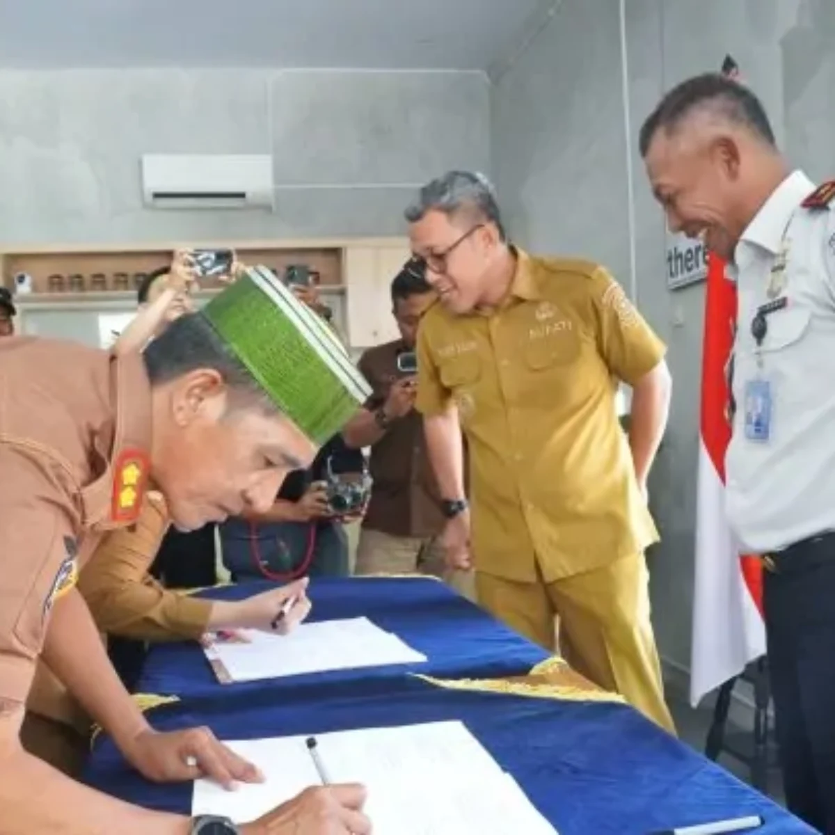 Bupati Jeneponto Hadiri Penandatanganan Kerja Sama Desa Binaan Imigrasi di Dua Desa Bupati Jeneponto Hadiri Penandatanganan Kerja Sama Desa Binaan Imigrasi di Dua Desa