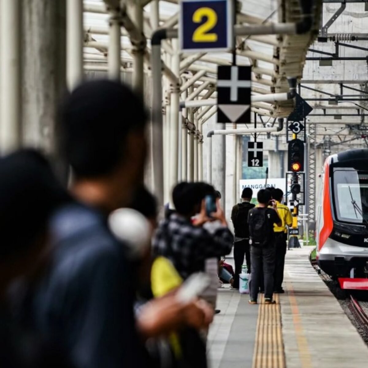 Dua Handphone Penumpang KRL Terbakar di Stasiun Rawa Buntu, KRL 1641 Terlambat Tujuh Menit