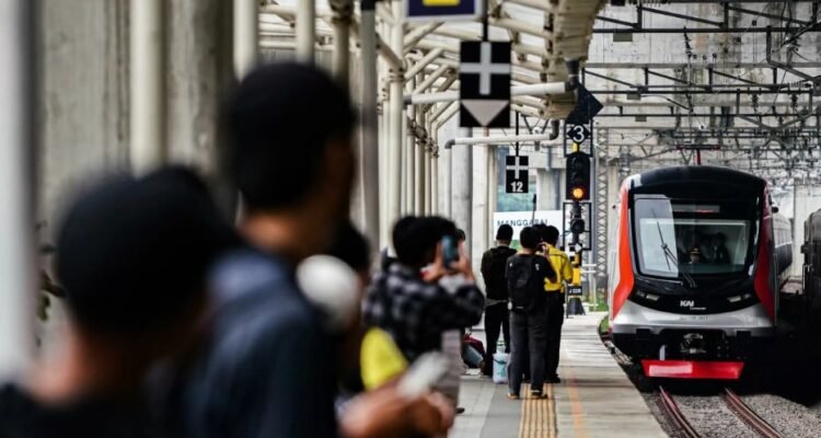 Dua Handphone Penumpang KRL Terbakar di Stasiun Rawa Buntu, KRL 1641 Terlambat Tujuh Menit