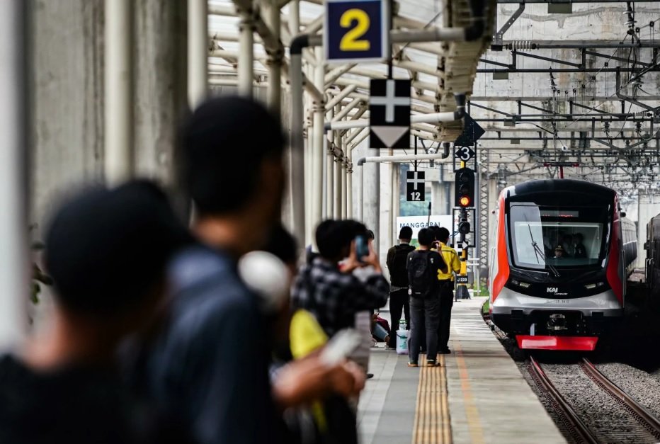 Dua Handphone Penumpang KRL Terbakar di Stasiun Rawa Buntu, KRL 1641 Terlambat Tujuh Menit