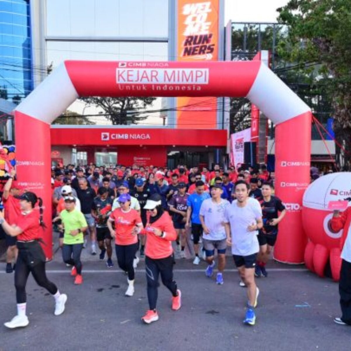 Karyawan CIMB Niaga Makassar Ikuti Fun-Walk dan Bersih-bersih Masjid-Gereja di Momen HUT Ke-71 Karyawan CIMB Niaga Makassar Ikuti Fun-Walk dan Bersih-bersih Masjid-Gereja di Momen HUT Ke-71