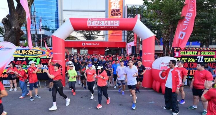 Karyawan CIMB Niaga Makassar Ikuti Fun-Walk dan Bersih-bersih Masjid-Gereja di Momen HUT Ke-71