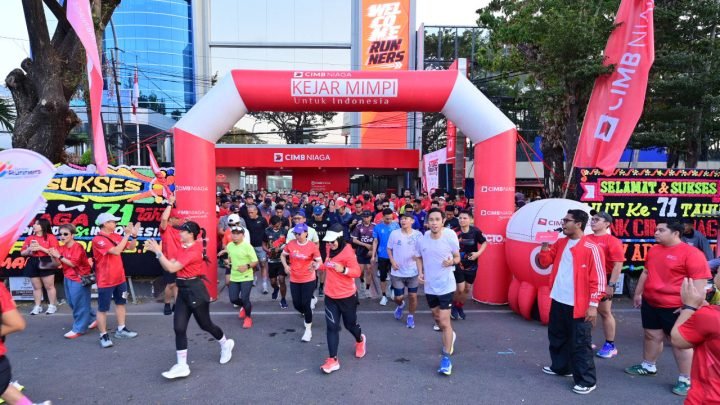 Karyawan CIMB Niaga Makassar Ikuti Fun-Walk dan Bersih-bersih Masjid-Gereja di Momen HUT Ke-71