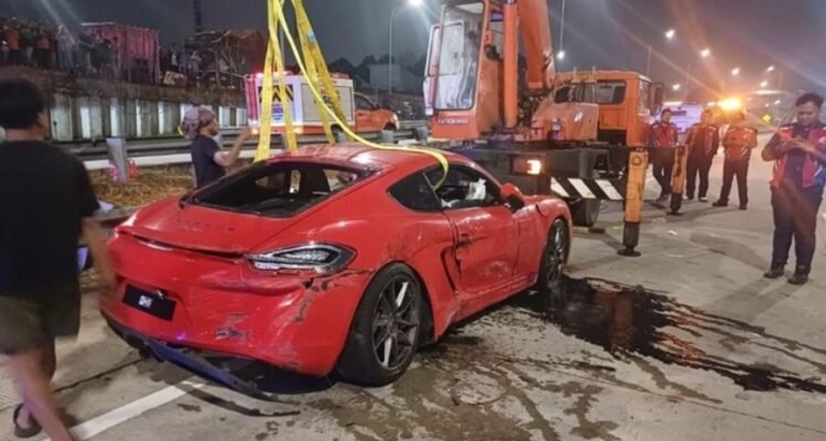 Mobil Porsche Masuk ke Got Tol Desari, Begini Kronologi Lengkapnya