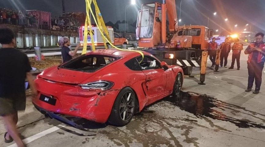 Mobil Porsche Masuk ke Got Tol Desari, Begini Kronologi Lengkapnya