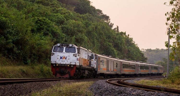 Penumpang Perempuan Terseret Sampai Patah Kaki Saat Kereta Mulai Jalan di Stasiun Caruban