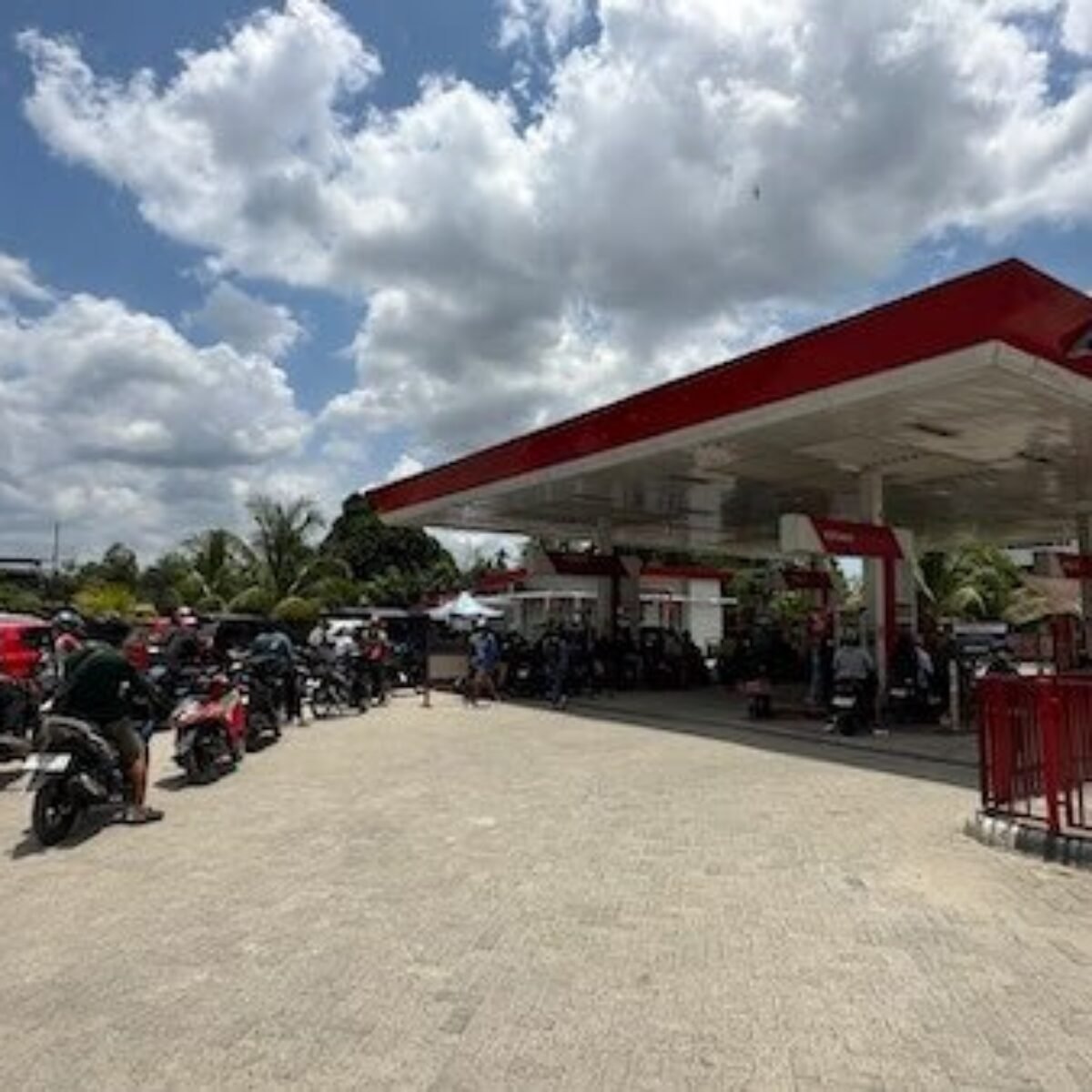 Penyaluran BBM di Kendari Mulai Kondusif, Pertamina Patra Niaga Regional Sulawesi Terus Optimalkan Pelayanan Penyaluran BBM di Kendari Mulai Kondusif, Pertamina Patra Niaga Regional Sulawesi Terus Optimalkan Pelayanan