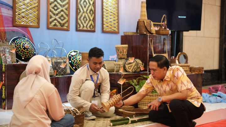 PT Vale Bina Generasi Muda Pengrajin Teduhu di Nuha Tradisi Anyam Tetap Lestari