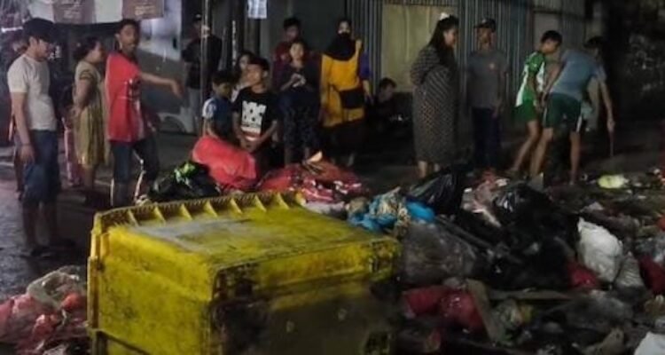 Sampah Tak Diangkut Sepekan, Warga Bonto-Bontoa Gowa Blokade Jalan