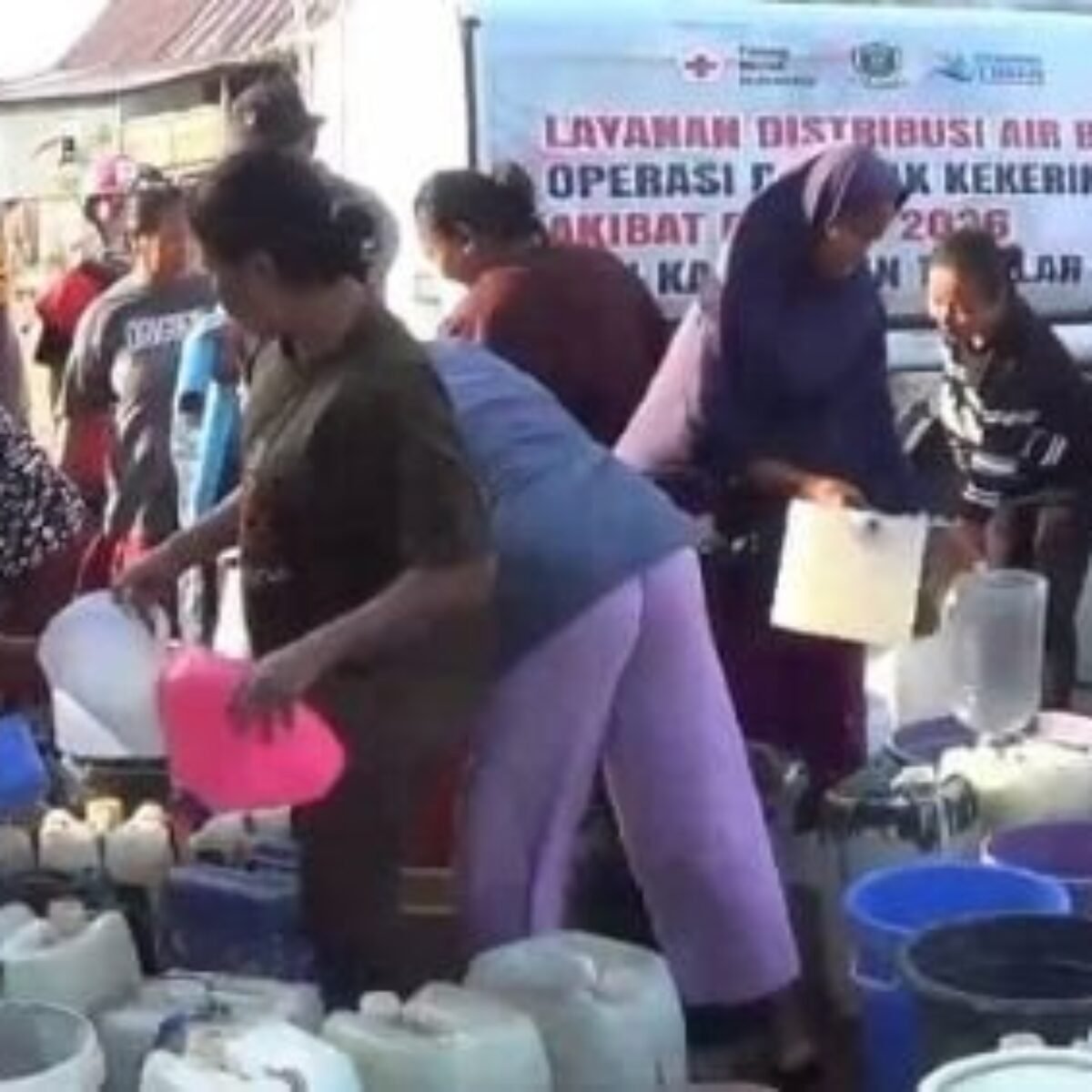 Warga Bonto Parang Takalar Dapat Bantuan 12 Ribu Liter Air Bersih Warga Bonto Parang Takalar Dapat Bantuan 12 Ribu Liter Air Bersih