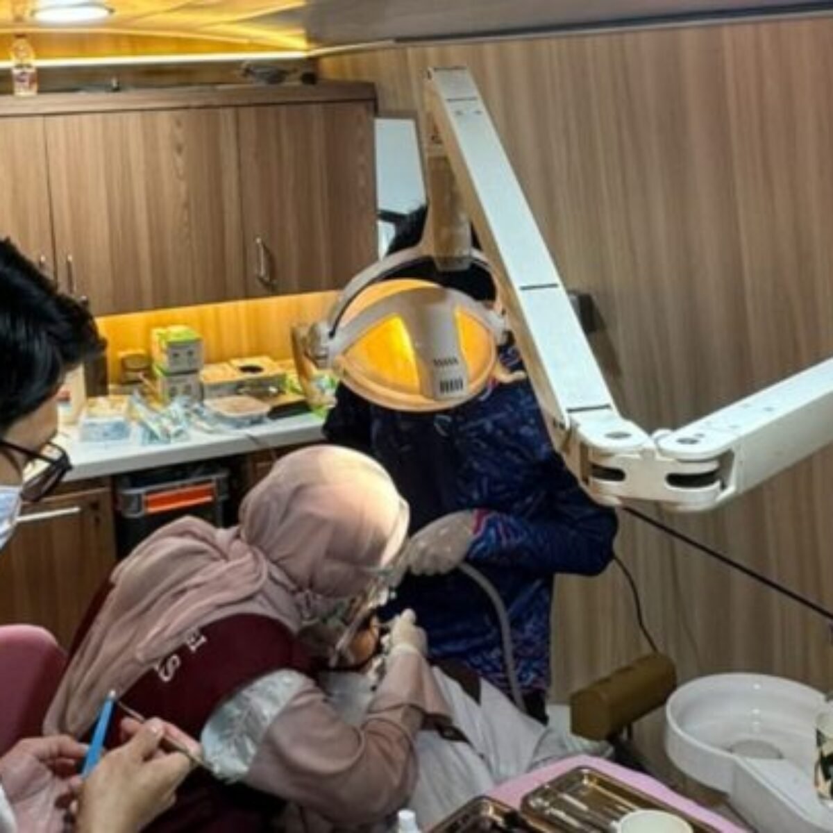Bangun Senyum Sehat Santri, PPDGS Konservasi Gigi Unhas Gelar Bakti Sosial