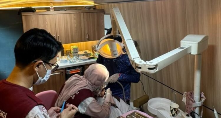 Bangun Senyum Sehat Santri, PPDGS Konservasi Gigi Unhas Gelar Bakti Sosial