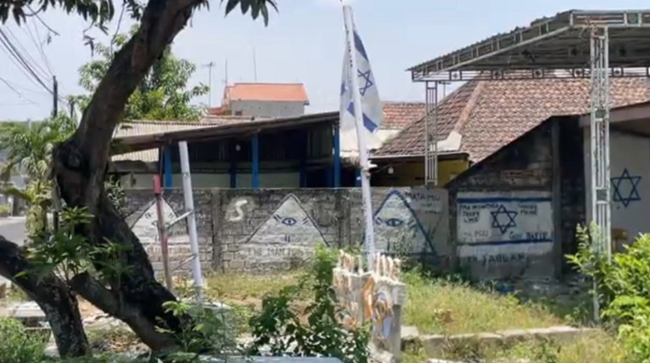 Bendera Israel dan Coretan Mirip Illuminati Viral di Lamongan, Pemerintah Desa dan Toshiba Bertindak