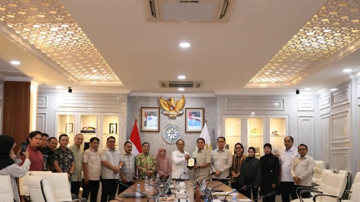 DPRD Sulsel menginisiasi rancangan peraturan daerah perlindungan pekerja migran, yang pertama di Indonesia DPRD Sulsel menginisiasi rancangan peraturan daerah perlindungan pekerja migran, yang pertama di Indonesia