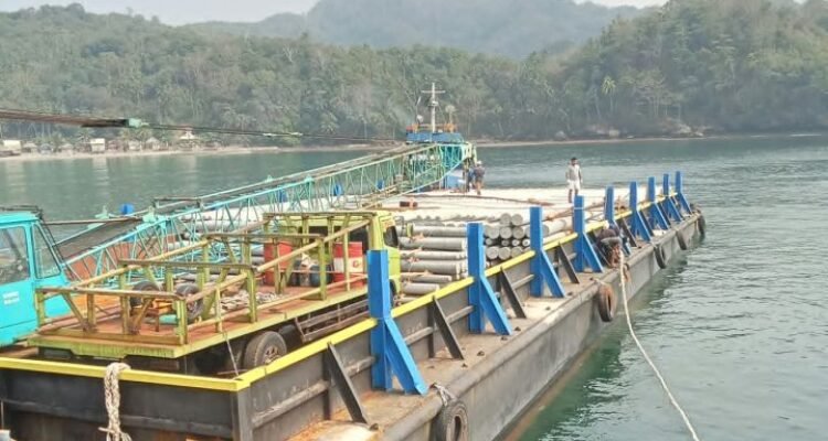 PLN Hadirkan Harapan Terang, Tiang Listrik Disambut Tangis Haru Masyarakat Laonti
