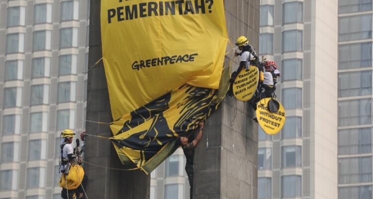 Polisi Ungkap Alasan Bawa 6 Aktivis Greenpeace Pemanjat Bundaran HI ke Polda Metro