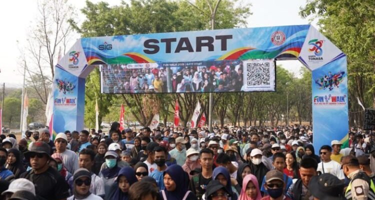 Puluhan Ribu Masyarakat dan Ratusan Tenant UMKM Meriahkan Fun Walk HUT ke-58 PT Semen Tonasa