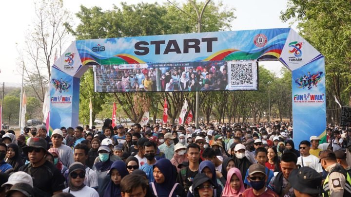 Puluhan Ribu Masyarakat dan Ratusan Tenant UMKM Meriahkan Fun Walk HUT ke-58 PT Semen Tonasa