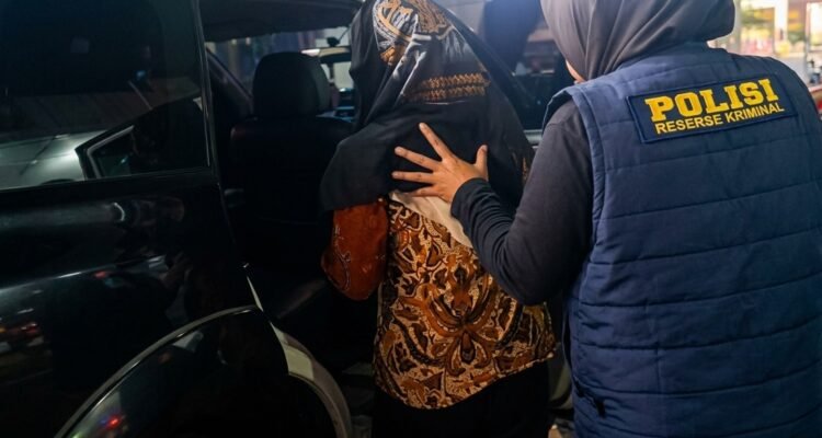 Puskesmas Digerebek Saat Berduaan dengan Istri Orang di Ruang Kerja