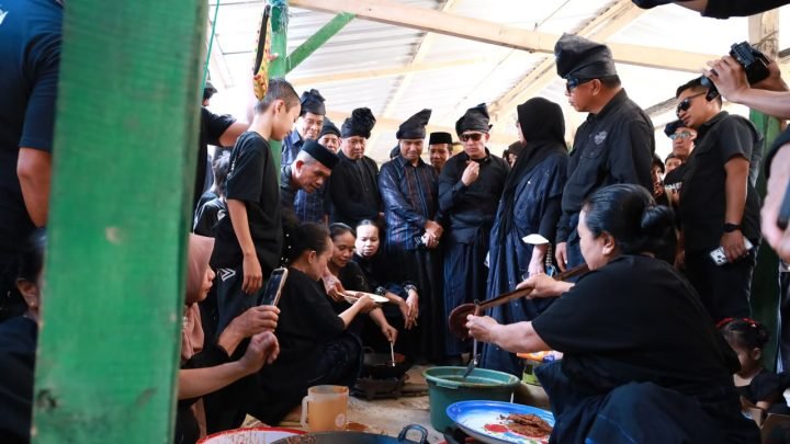 Ritual Andingksi Memancarkan Nilai Budaya dalam Pembukaan Festival Pinisi XVI Ritual Andingksi Memancarkan Nilai Budaya dalam Pembukaan Festival Pinisi XVI