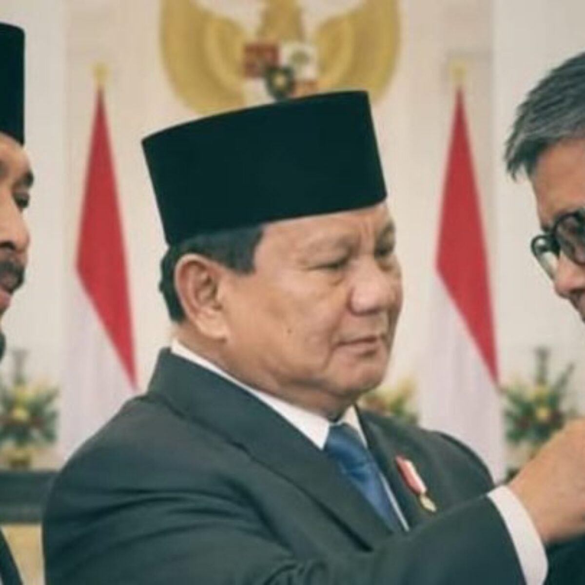 Rocky Gerung dari Menertawakan Istana hingga Duduk di Beranda Istana