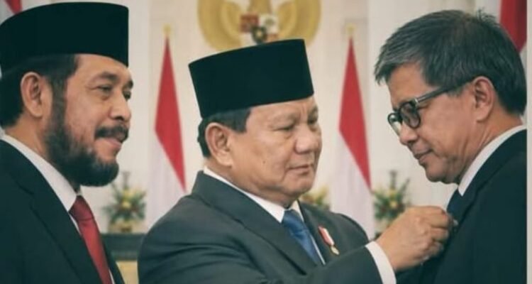 Rocky Gerung dari Menertawakan Istana hingga Duduk di Beranda Istana