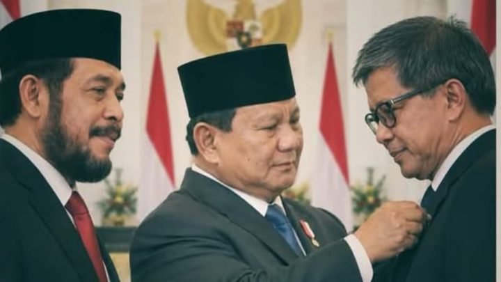 Rocky Gerung dari Menertawakan Istana hingga Duduk di Beranda Istana