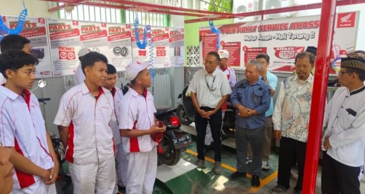 Service Point Honda di SMK Muhammadiyah 4 Tallo, Siswa Belajar Sambil Praktik