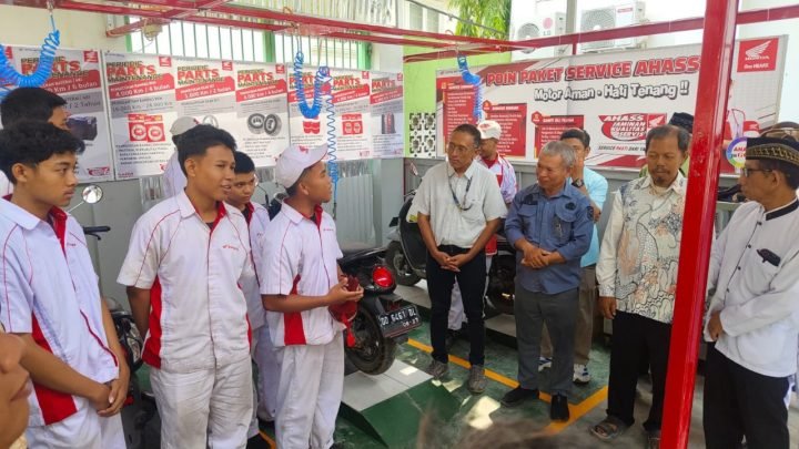 Service Point Honda di SMK Muhammadiyah 4 Tallo, Siswa Belajar Sambil Praktik