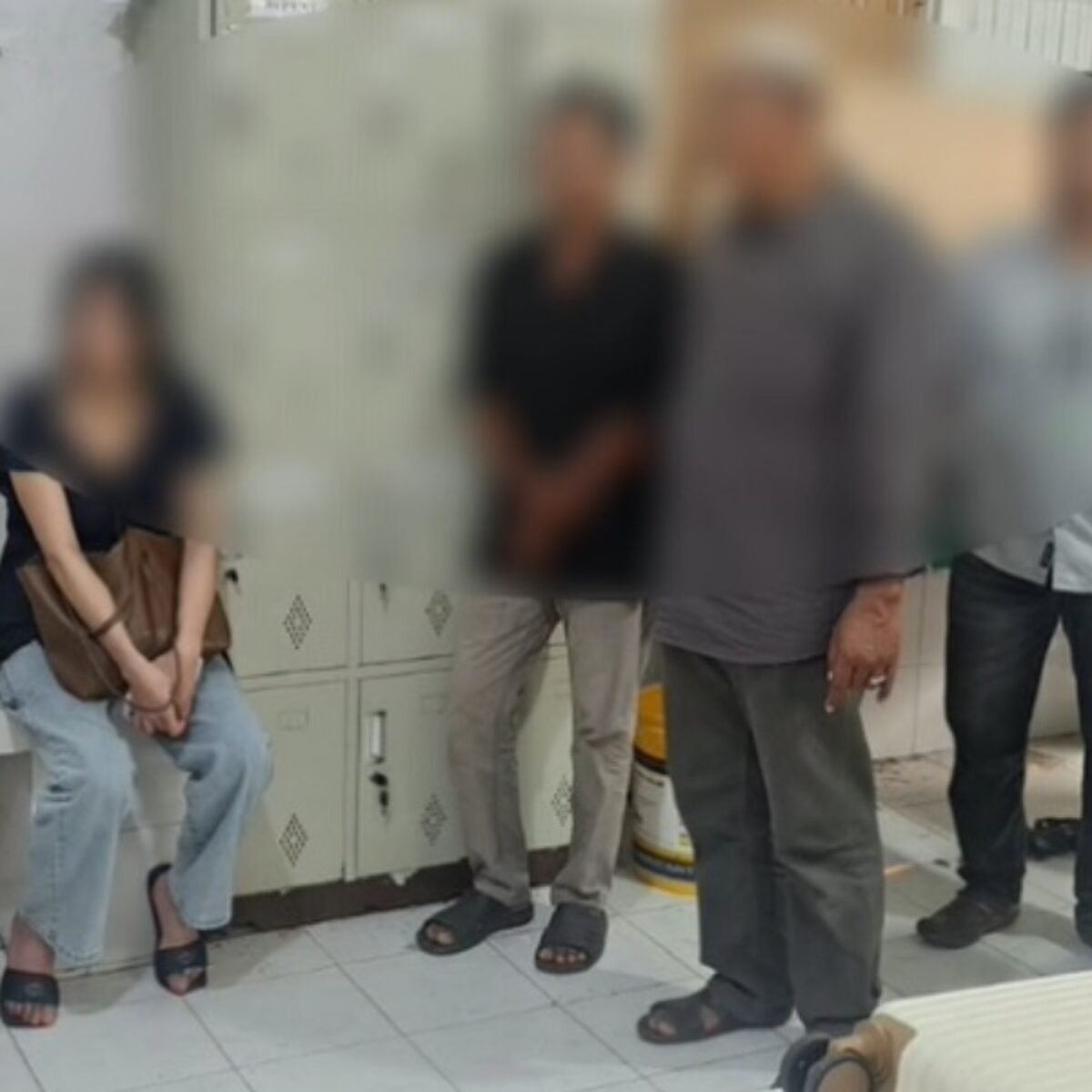 Wanita Ditemani Petugas karena Bawa Mayat Bayi dari Malaysia