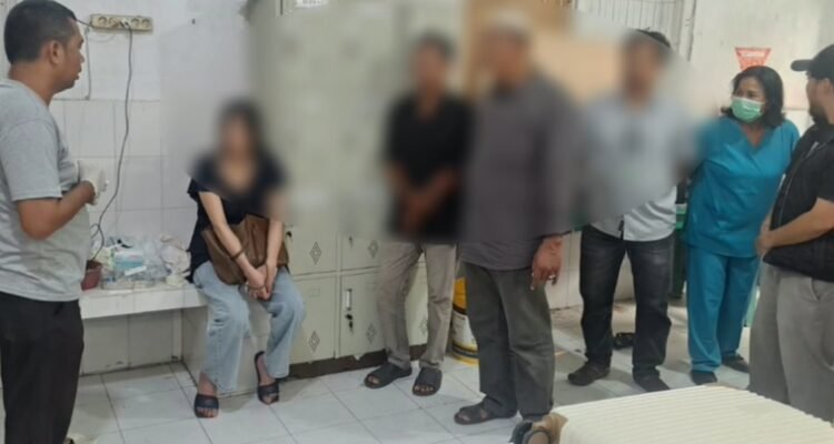 Wanita Ditemani Petugas karena Bawa Mayat Bayi dari Malaysia