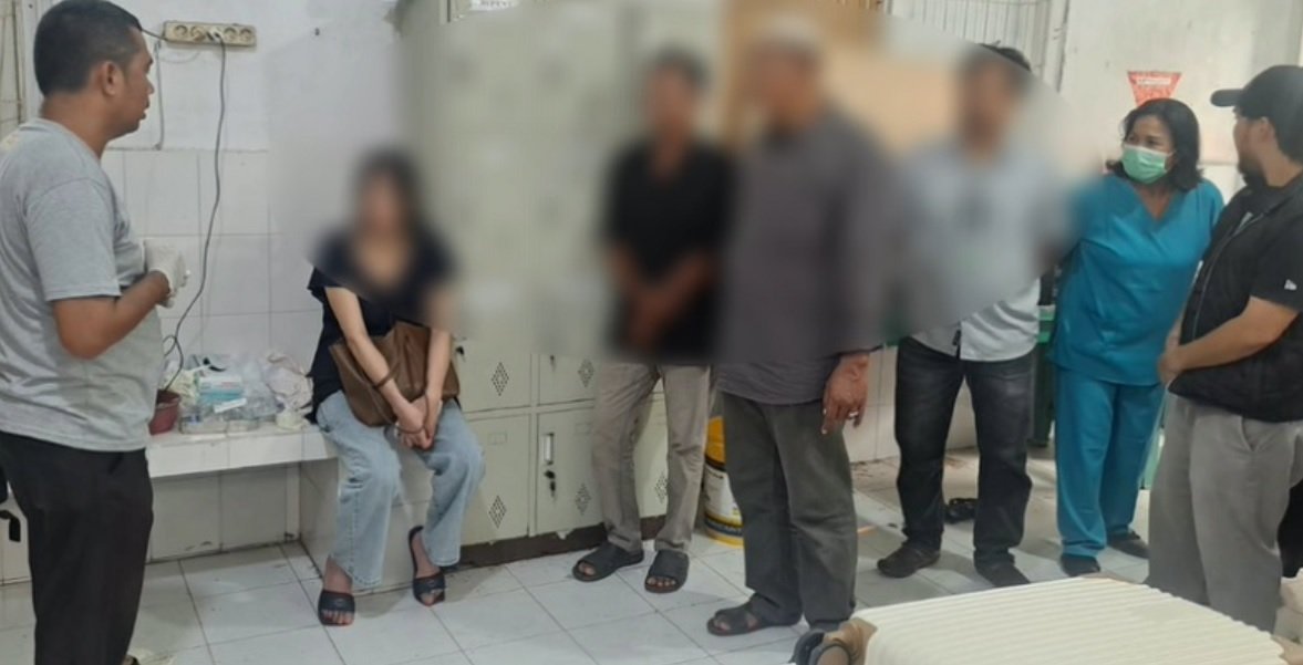 Wanita Ditemani Petugas karena Bawa Mayat Bayi dari Malaysia